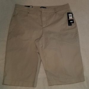 New with tags Womens Bandolino Ivette Bermuda Shor